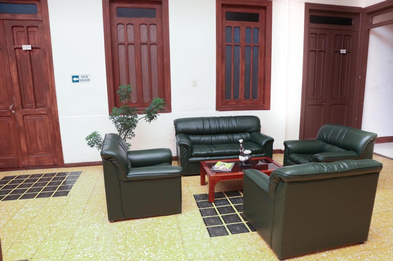 Hotel La Republica 马尼萨莱斯 外观 照片